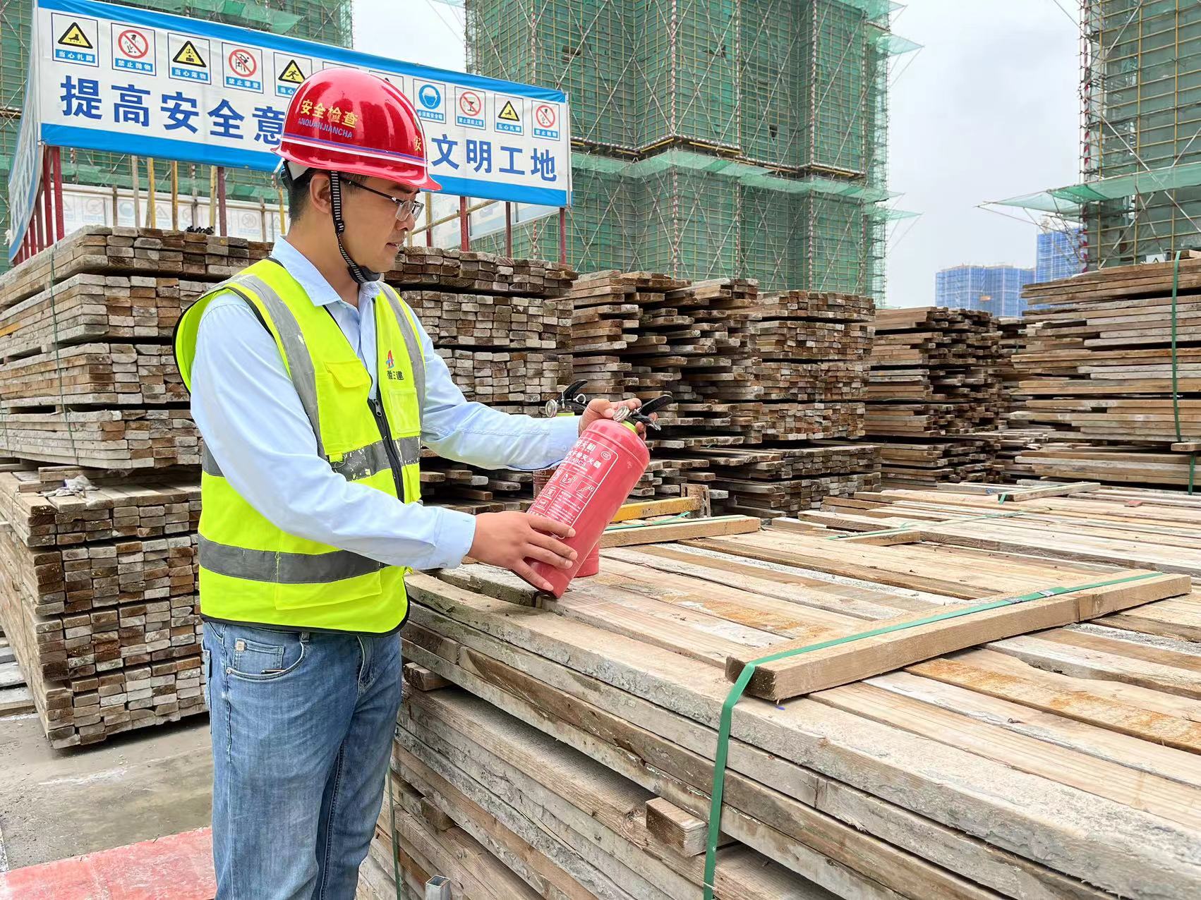 6六分公司1——同大集鎮(zhèn)安置點項目負(fù)責(zé)人任磊跟班作業(yè)進行消防檢查.jpg
