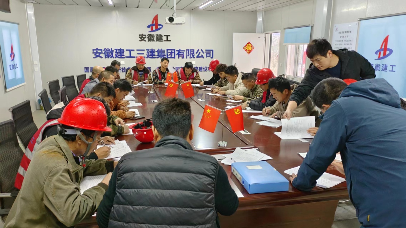 由基礎公司承建的國家級蕪湖經(jīng)開區(qū)汽車電子產(chǎn)業(yè)園基礎設施建設項目樁基支護工程項目，因項目體量大工期緊，我單位組織所有管理人員年初五進場，提前準備年后復工復產(chǎn)工作。目前降水班組、樁基班組、支護班組已經(jīng)全部到位。項目班子成員組織復工復產(chǎn)會，并對所有設備和用電進行全面檢查，確保用電安全，對于存在缺陷或損壞的設備進行維修或更換，以消除潛在的安全隱患。明確管理人員的職責和工作任務，確保建設工作順利實施。.jpg