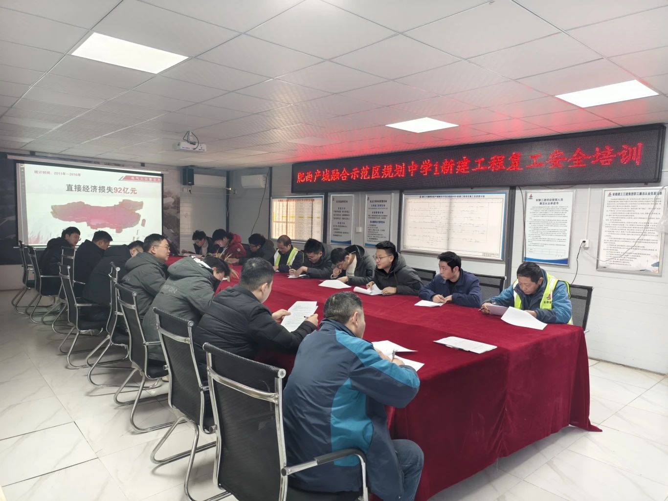 肥西縣產(chǎn)城融合示范區(qū)規(guī)劃中學1新建工程將于今年4月30日竣工，時間緊迫、任務艱巨。為確保工程順利推進，項目部全體管理人員于正月初四即已全部到崗，以高度的責任感和使命感投身工作。項目部及時對施工現(xiàn)場的整體環(huán)境、設備設施以及安全防護措施進行了全面檢查，對于發(fā)現(xiàn)的問題和存在的隱患，立即進行了整改。同時組織對管理人員進行了復工安全培訓，對大型設備進行全面的維護與檢修，目前，施工現(xiàn)場已恢復正常施工狀態(tài)，以確保工程按時高質量完成。.jpg