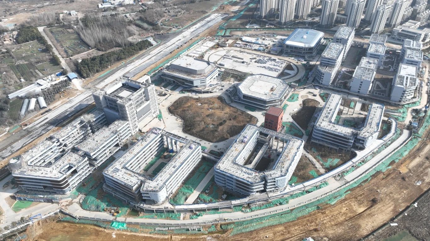 為確保合肥一中淝河校區(qū)項目2024年竣工交付節(jié)點如期完成，迅速掀起春節(jié)后復工即大干勞動熱潮，形成一股緊張快干、提速爭先的濃厚氛圍，2月16日，合肥一中淝河校區(qū)項目召開節(jié)后復工動員大會。會上，各部門負責人報告了2023年度收尾工作情況及今年的工作任務，以月、周為時間軸線，明確各目標節(jié)點，并以圖表的形式對各勞務班組負責人進行全面交底，落實工作目標責任制，做到責任到人，切實做到工作目標化，目標階段化，階段具體化，具體責任化。 (2)_副本.jpg