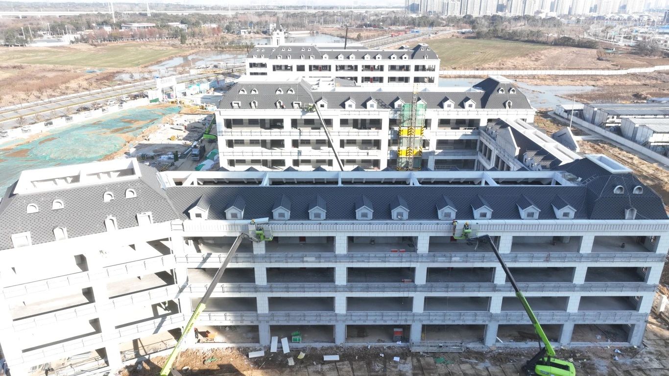 跑好龍年“第一棒”正當其時。五分公司各項目管理人員積極響應項目建設要求，大年初四全員到崗，召開全體班組復工復產(chǎn)會議，制定了分部分項工程的復工時間節(jié)點，為全面復工復產(chǎn)奠定堅實基礎。分公司領導現(xiàn)場檢查指導工作，要求項目部全方位安排，提前謀劃。在復工復產(chǎn)的同時要做到全員三級安全教育，杜絕一切盲目不安全的復工復產(chǎn)。努力營造大干快上局面，工人們在現(xiàn)場干的熱火朝天，管理人員也時刻為工人安全生產(chǎn)保駕護航。.JPG